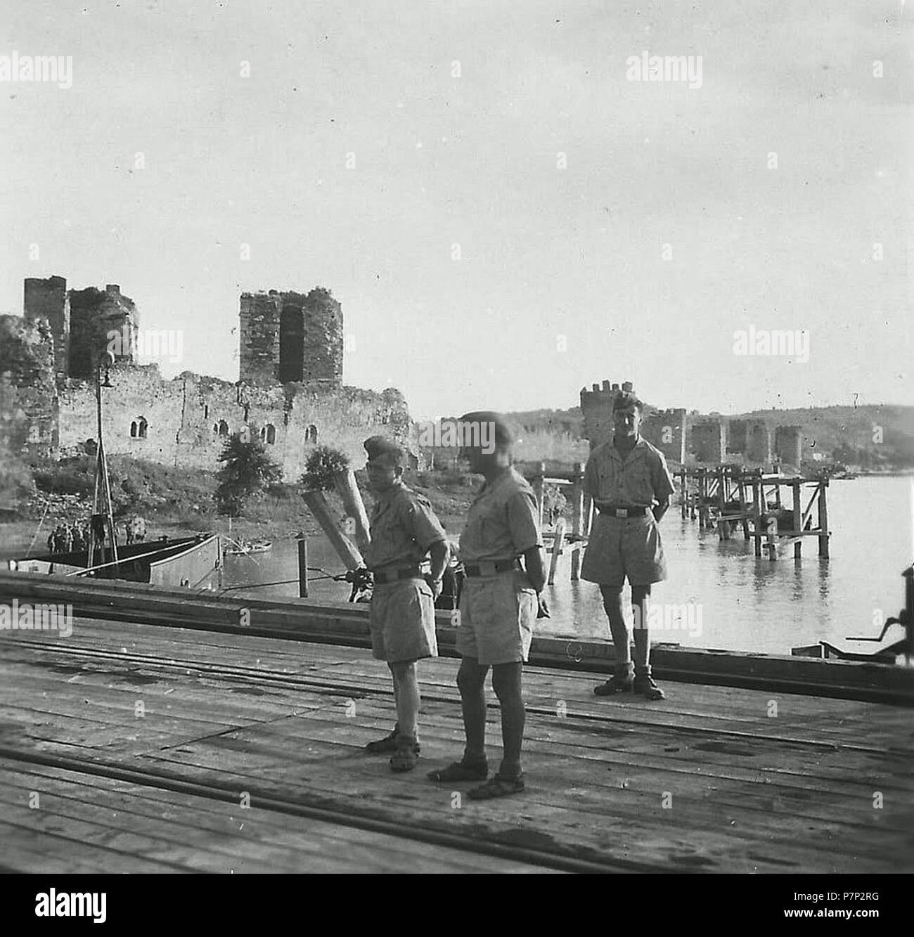 Српски / Srpski : Smedereva neposredno les photos j'katastrofalne eksplozije avant de sakon nakon juna 1941 poginulo kojoj. u plus d'hiljada je ljudi u jednom danu - Pripadnici neidentifikovane nemačke jedinice vojske de l' établissement "keju. tvrdjave ispred na Drvenoj konstrukciji uočavaju na se zaplenjena municija : sinus se tovarila na vagone koji su dalje prebacivani brodove na. Dunavom prevozili transporti su se Nemačku preradu u na. Kapaciteti logističkog rečnog pravca tog je smederevske luc uticali odabir tvrdjave su na kao svojevrsnog «kargo centra'. Spoj ta dva faktora poguban je bio po Smederevo. 1941 143 Eksplozija Banque D'Images