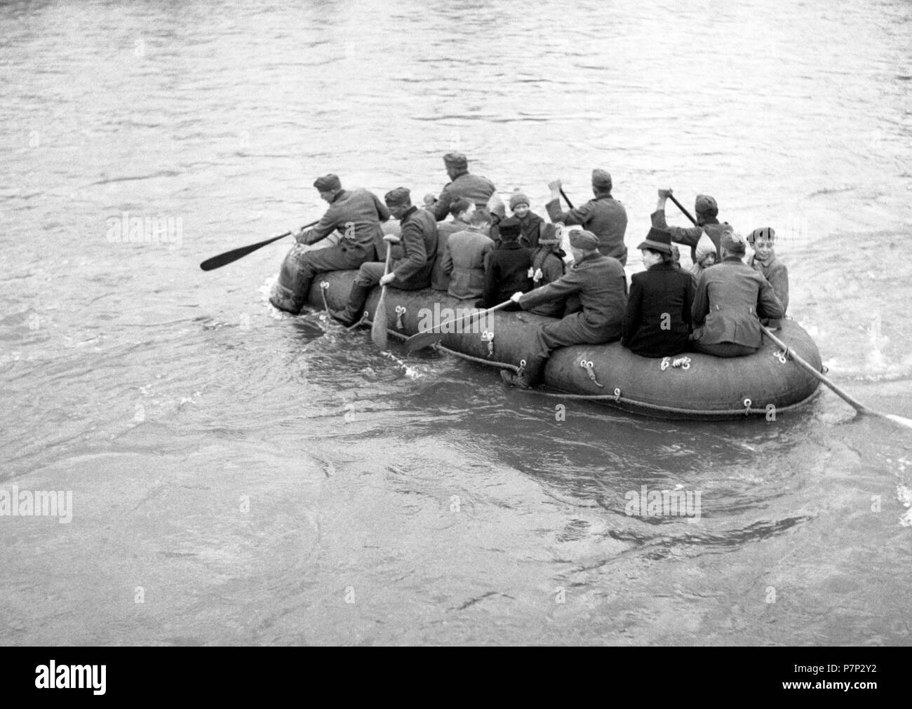 Env. 1939,1941, la formation, la Wehrmacht légende originale : Ulm, bateau gonflable sur le Danube, Ulm, Allemagne Banque D'Images