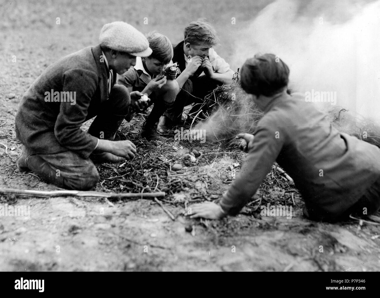 Feu de pommes de terre ca. 1930, lieu exact inconnu, Allemagne Banque D'Images