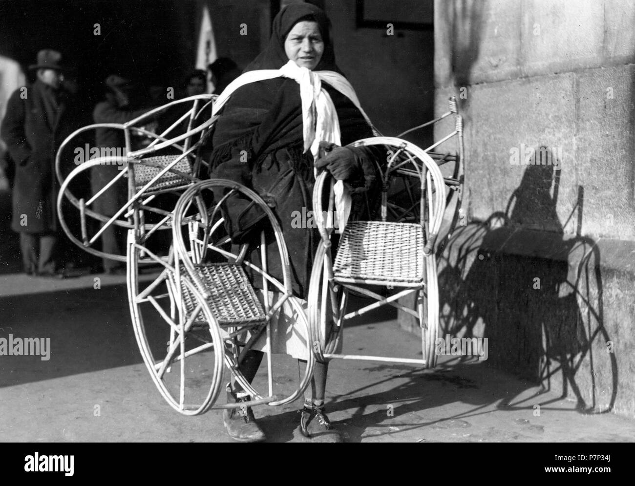 Vente ca Korbstuhl. 1930, lieu exact inconnu, Allemagne Banque D'Images