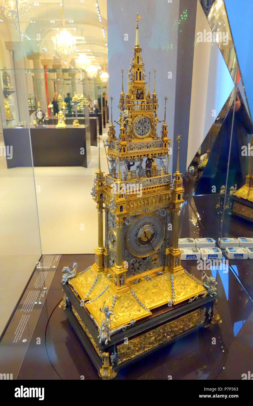 Anglais : Exposition dans le Mathematisch-Physikalischer Salon (Palais Zwinger), Dresden, Allemagne. Cette oeuvre est assez vieux pour qu'il soit dans le . La photographie était permise dans le musée sans restriction. 8 décembre 2013, 06:40:34 horloge de table 363, Paulus Schuster, Nuremberg, 1587 - Mathematisch-Physikalischer Salon, Dresden - DSC07884 Banque D'Images