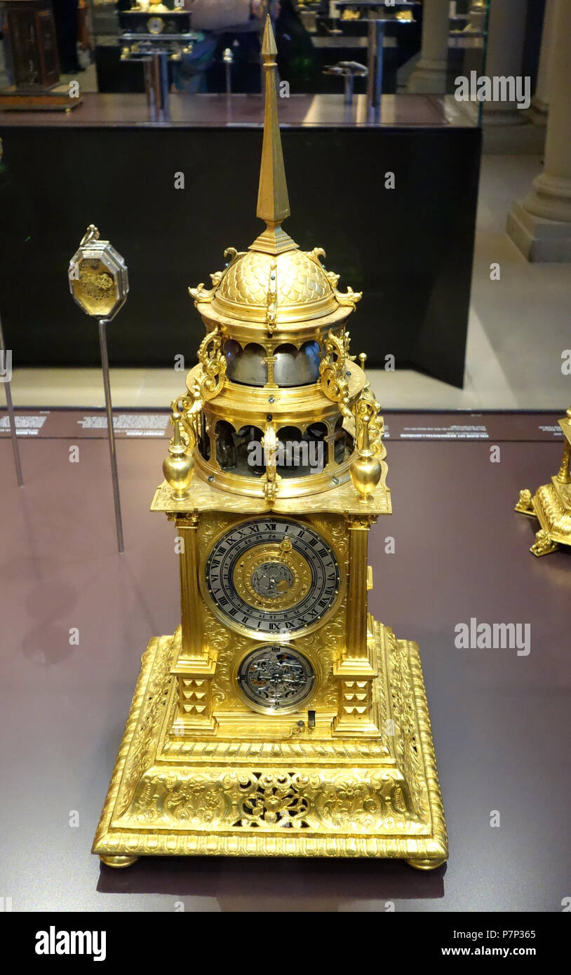 Anglais : Exposition dans le Mathematisch-Physikalischer Salon (Palais Zwinger), Dresden, Allemagne. Cette oeuvre est assez vieux pour qu'il soit dans le . La photographie était permise dans le musée sans restriction. 8 décembre 2013, 06:41:40 horloge de table 363, probablement Augsburg, c. 1590 - Mathematisch-Physikalischer Salon, Dresden - DSC07888 Banque D'Images