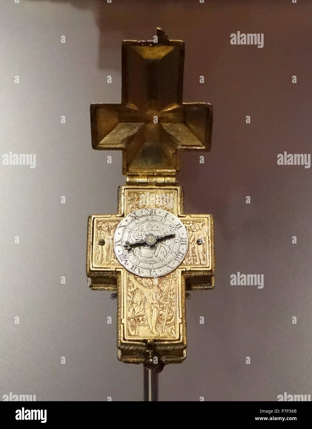Anglais : Exposition dans le Mathematisch-Physikalischer Salon (Palais Zwinger), Dresden, Allemagne. Cette oeuvre est assez vieux pour qu'il soit dans le . La photographie était permise dans le musée sans restriction. 8 décembre 2013, 06:43:47 cruciforme 100 watch, Giovanni Battista Mascarone, Milan, ch. 1600 - Mathematisch-Physikalischer Salon, Dresden - DSC07895 Banque D'Images