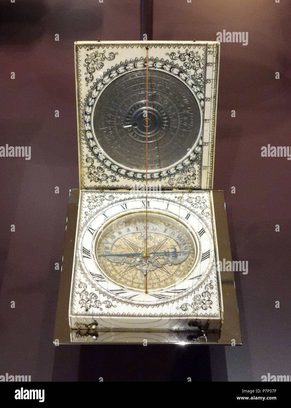 Anglais : Exposition dans le Mathematisch-Physikalischer Salon (Palais Zwinger), Dresden, Allemagne. Cette oeuvre est assez vieux pour qu'il soit dans le . La photographie était permise dans le musée sans restriction. 8 décembre 2013, 06:53:16 134 cadran solaire diptyque, Charles Bloud, Dieppe, après 1650, de l'ivoire - Mathematisch-Physikalischer Salon, Dresden - DSC07936 Banque D'Images