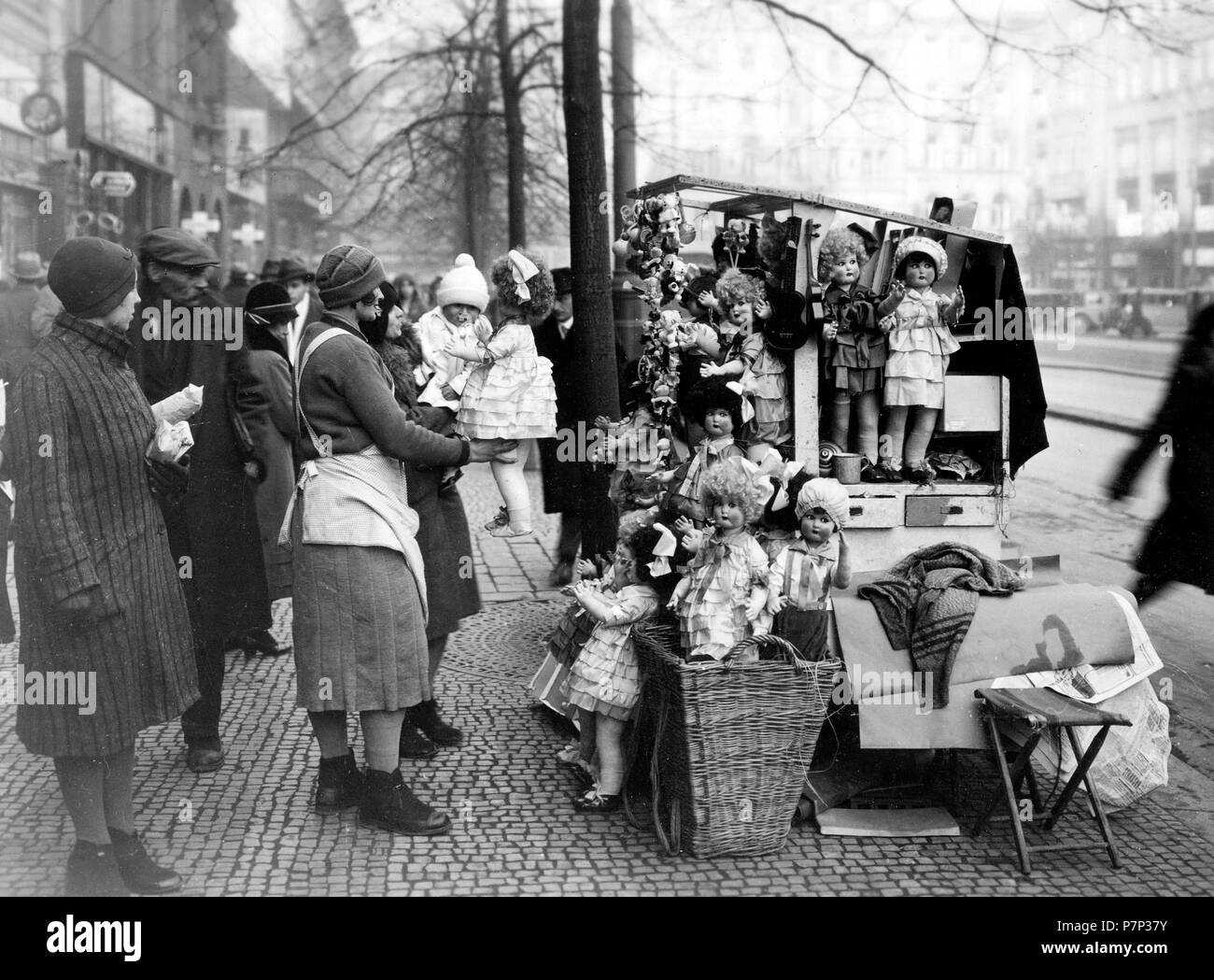 Vente trottoir poupées ca. 1930, lieu exact inconnu, Allemagne Banque D'Images