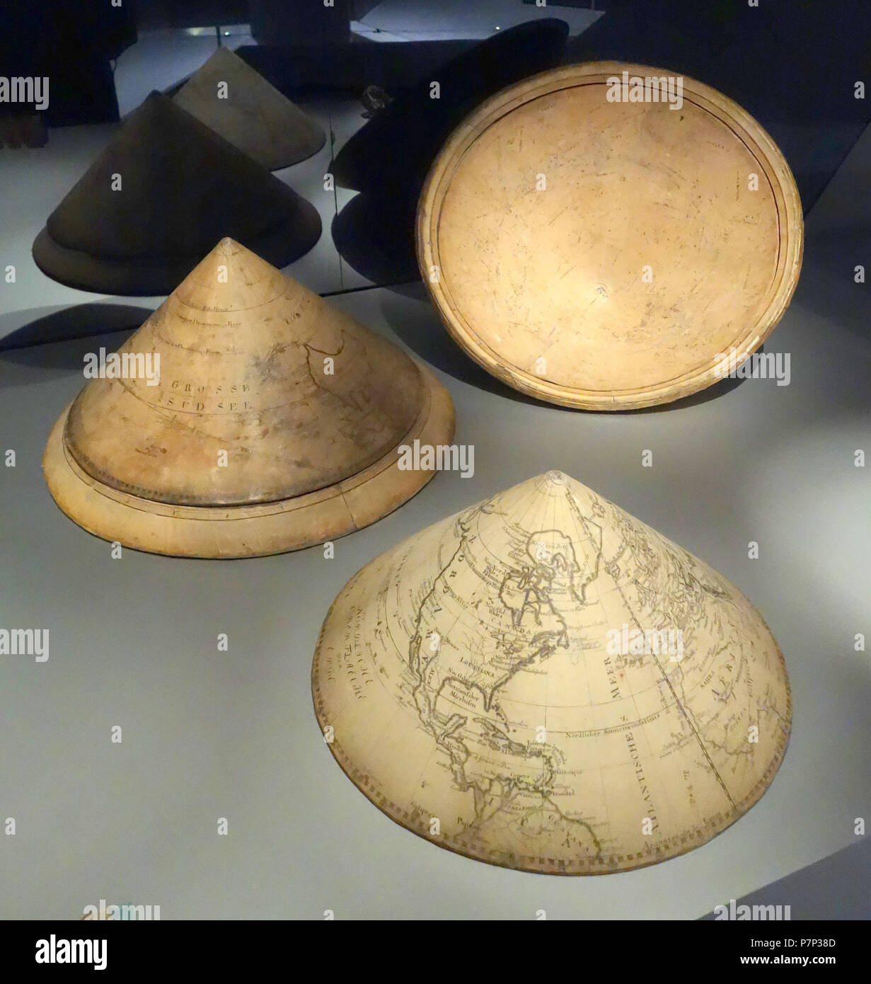 N/A. N/A 369 Cône terrestre et céleste, Christlieb Benoît Funk, Leipzig, c. 1780 - Mathematisch-Physikalischer Salon, Dresden - DSC07979 Banque D'Images