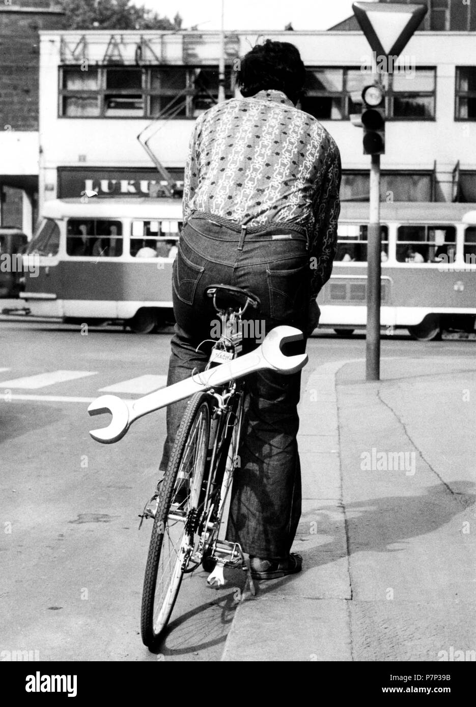 L'homme avec d'énormes clé sur la location ca. Des années 1970, lieu exact inconnu, République Tchèque Banque D'Images