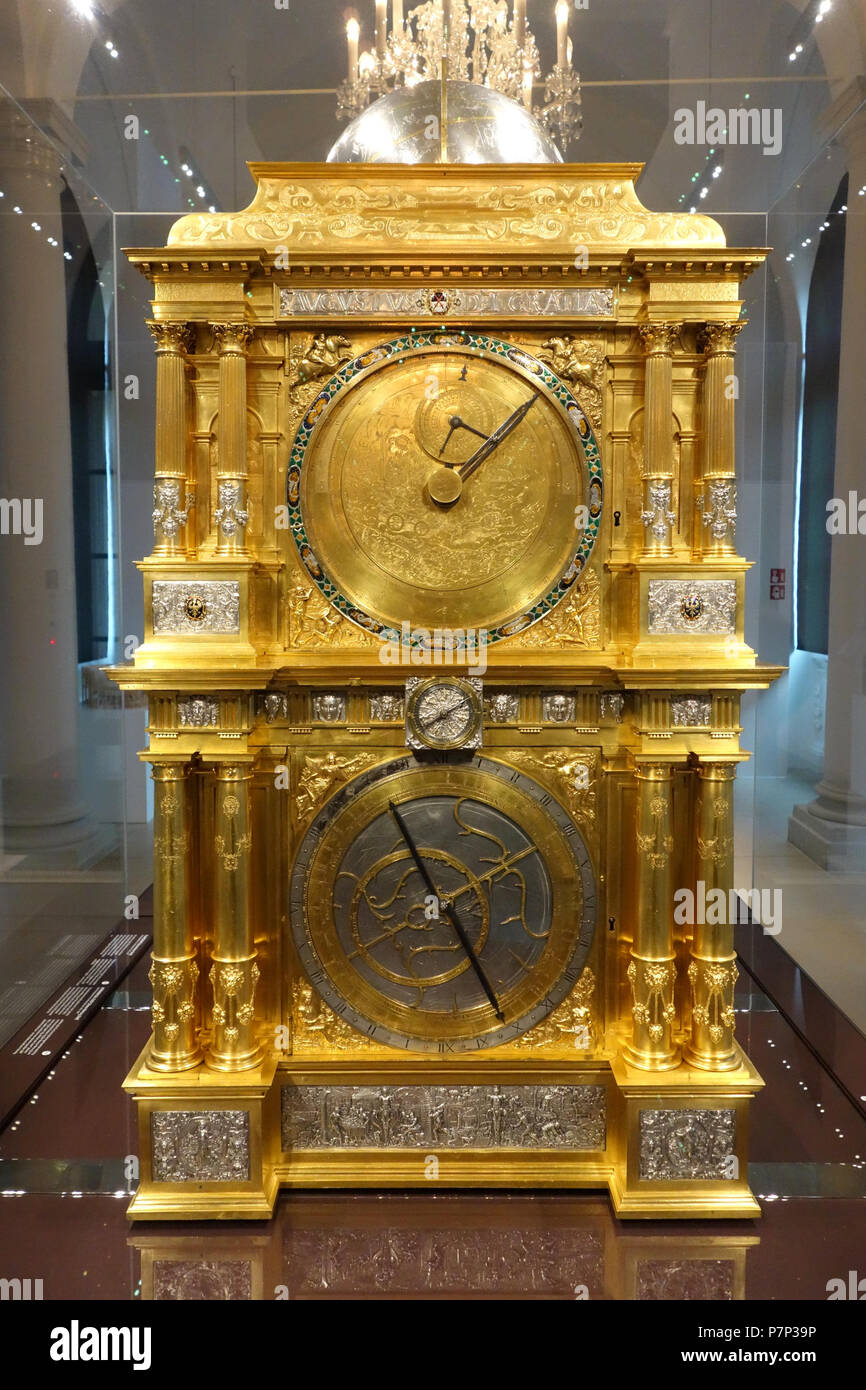 Anglais : horloge astronomique par Eberhard Baldewein, 1563-1568. La pièce dans le Mathematisch-Physikalischer Salon (Palais Zwinger), Dresden, Allemagne. Cette oeuvre est assez vieux pour qu'il soit dans le . La photographie était permise dans le musée sans restriction. Deutsch : Planetenlaufuhr Baldewein von Ebert (1568) im Mathematisch-Physikalischen (Salon) Zwinger à Dresde : Seite 3 - Mars und Astrolabium . 8 décembre 2013, 07:33:16 28 horloge astronomique (Mars-Astrolabe Baldewein côté), Eberhard et al, Marburg-Kassel, 1563-1568 - Mathematisch-Physikalischer Salon, Dresden - DSC08061 Banque D'Images