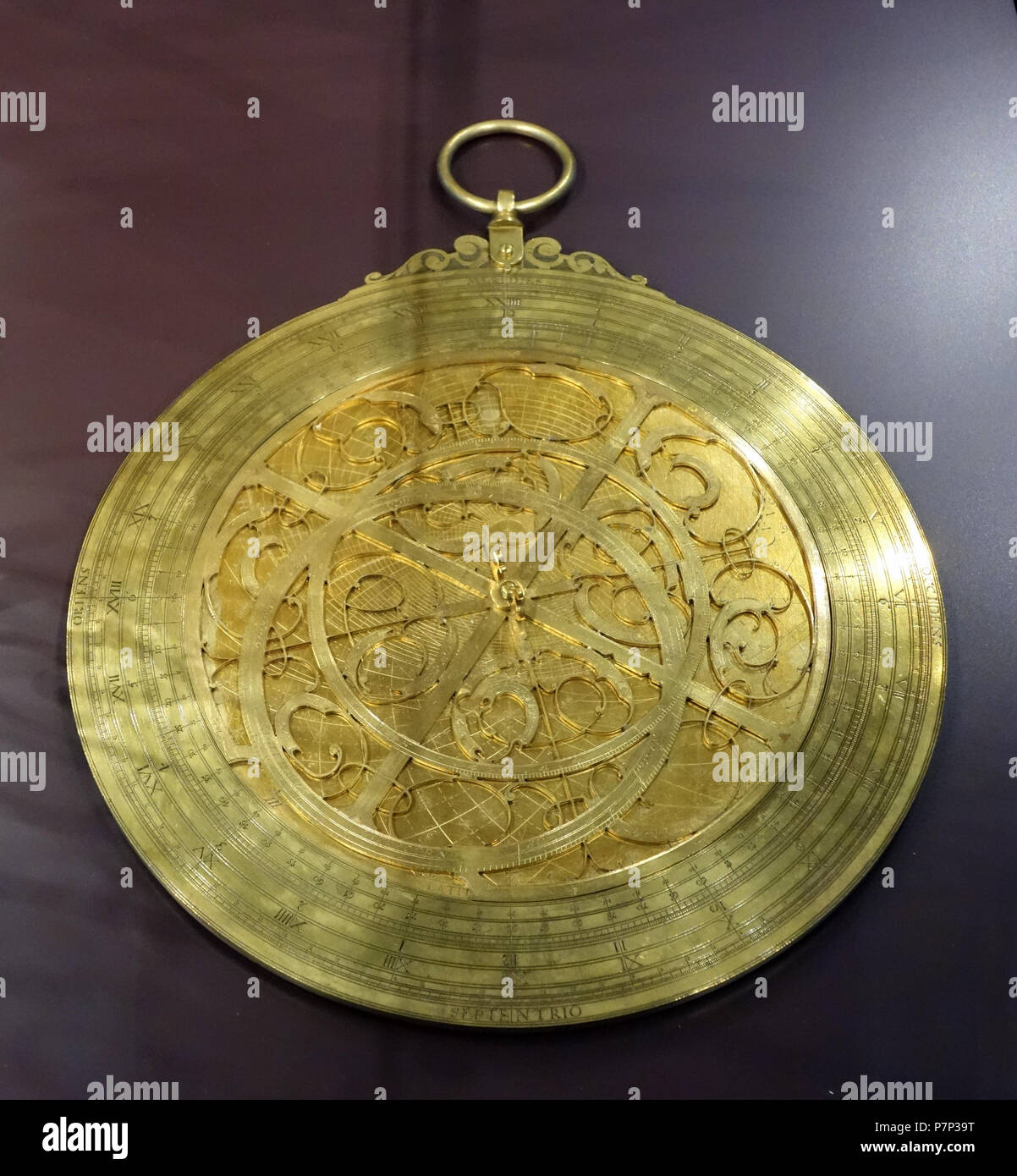 Anglais : Exposition dans le Mathematisch-Physikalischer Salon (Palais Zwinger), Dresden, Allemagne. Cette oeuvre est assez vieux pour qu'il soit dans le . La photographie était permise dans le musée sans restriction. 8 décembre 2013, 07:35:28 28 Astrolabe, Thomas Pregel, Zwickau (Saxe), 1629 - Mathematisch-Physikalischer Salon, Dresden - DSC08064 Banque D'Images