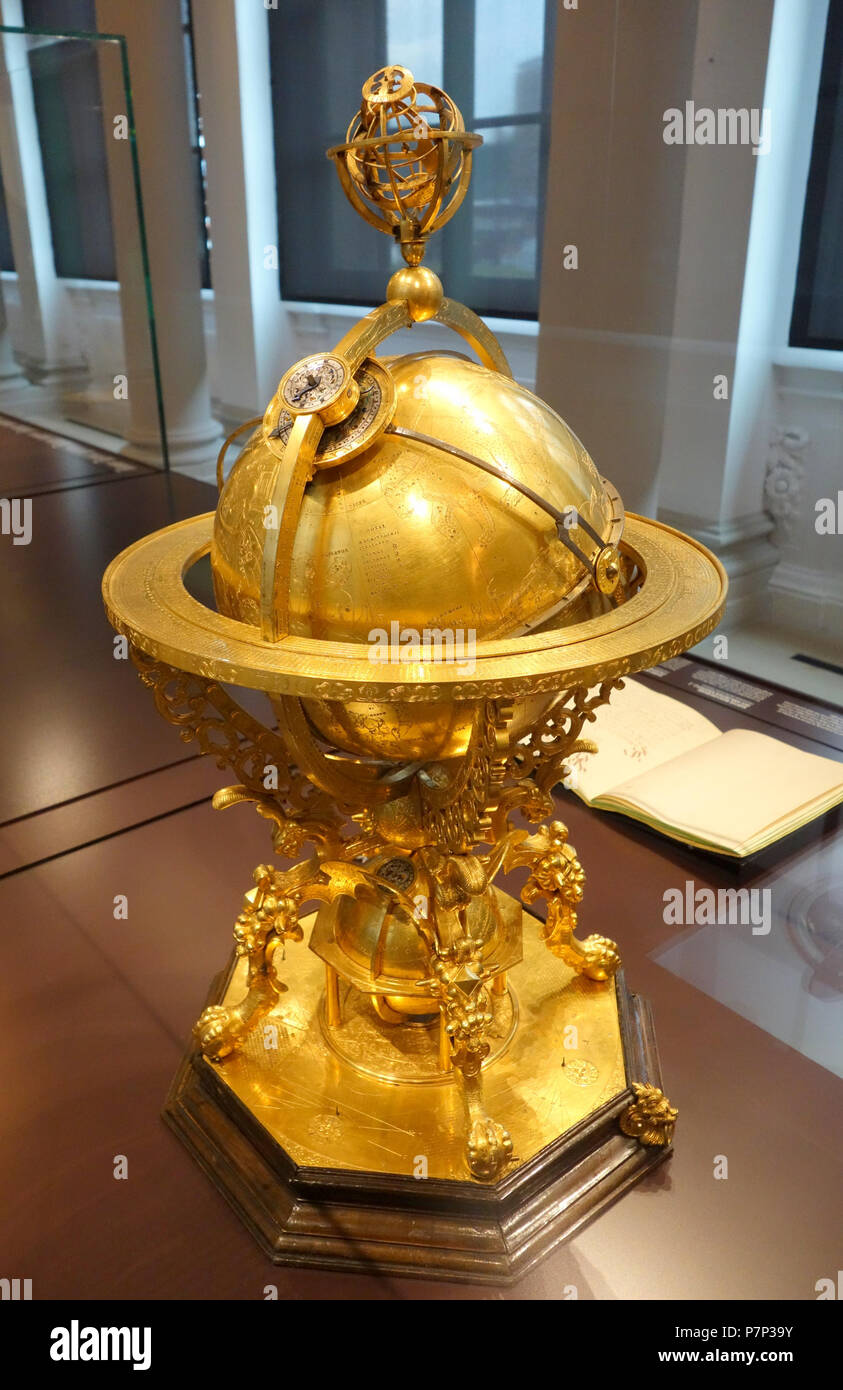 Anglais : Exposition dans le Mathematisch-Physikalischer Salon (Palais Zwinger), Dresden, Allemagne. Cette oeuvre est assez vieux pour qu'il soit dans le . La photographie était permise dans le musée sans restriction. 8 décembre 2013, 07:37:07 mécanique 265 globe céleste, Johannes Reinhold et Georg Roll, Augsburg, 1586 - Mathematisch-Physikalischer Salon, Dresden - DSC08072 Banque D'Images