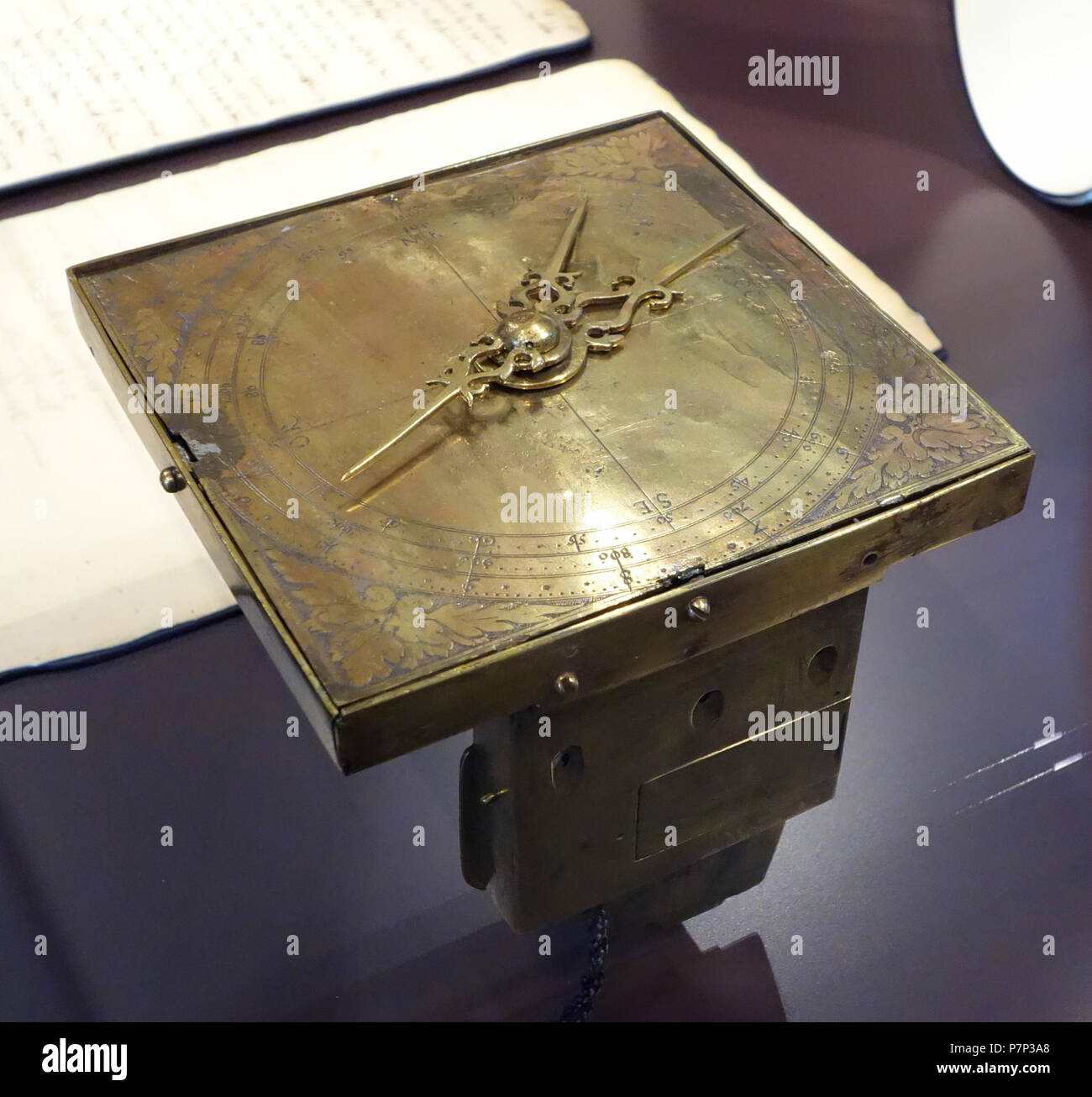 Anglais : Exposition dans le Mathematisch-Physikalischer Salon (Palais Zwinger), Dresden, Allemagne. Cette oeuvre est assez vieux pour qu'il soit dans le . La photographie était permise dans le musée sans restriction. 8 décembre 2013, 07:42:37 Compteur kilométrique 292, probablement Christoph Schissler, Augsbourg, ch. 1575 - Mathematisch-Physikalischer Salon, Dresden - DSC08100 Banque D'Images