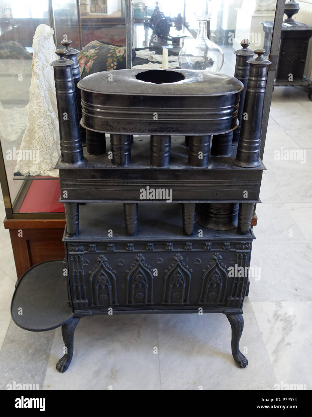 Anglais : Exposition dans le musée de Bennington, Vermont, USA. Ce travail est dans le parce que l'artiste est mort il y a plus de 70 ans. La photographie était permise dans le musée sans restriction. 28 février 2015, 13:00:48 188 poêle de chauffage, non identifié - Musée de Bennington - Bennington, VT - DSC08585 Banque D'Images