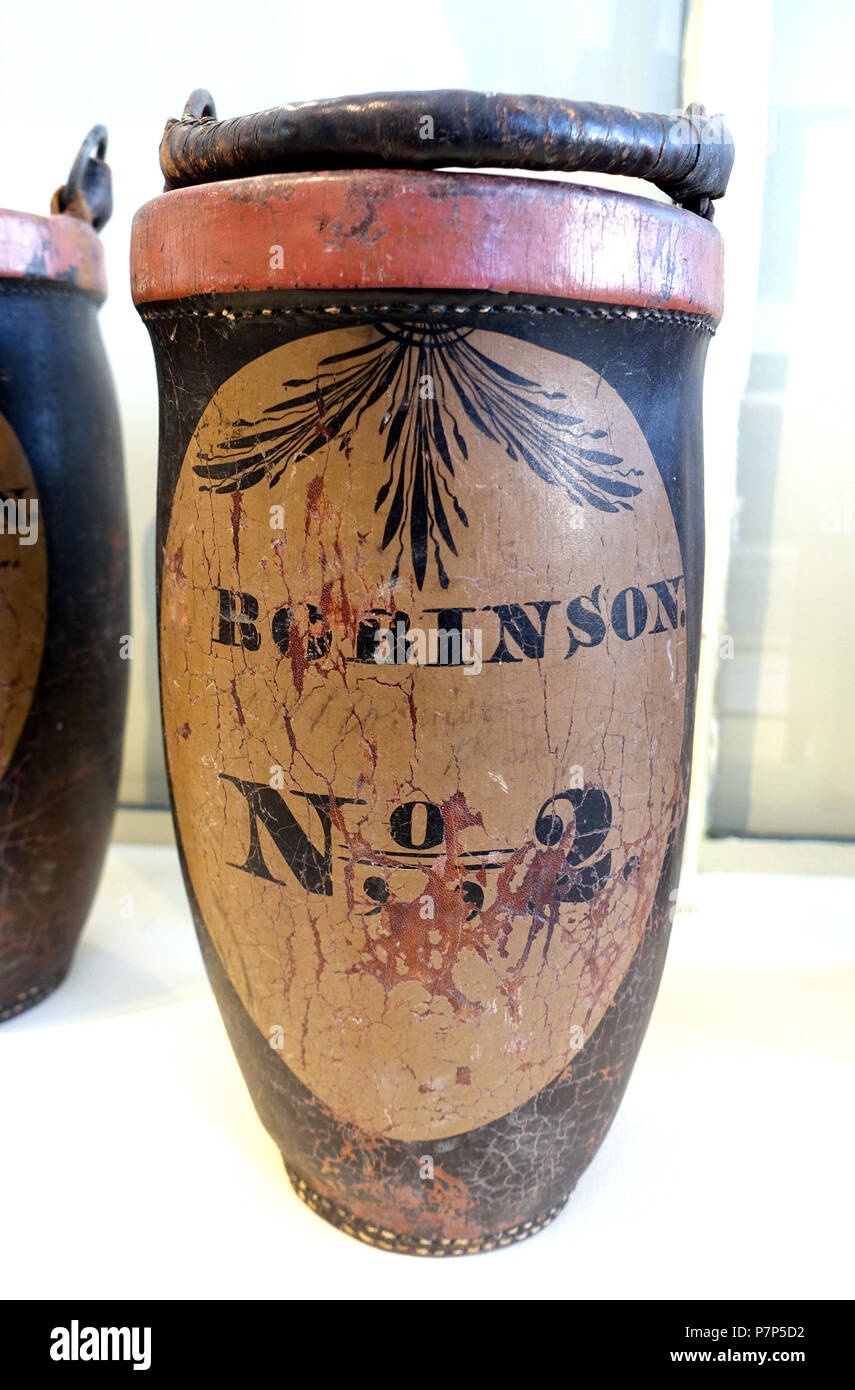Anglais : Exposition dans le musée de Bennington, Vermont, USA. Ce travail est dans le parce que l'artiste est mort il y a plus de 70 ans. La photographie était permise dans le musée sans restriction. 28 février 2015, 13:48:13 Incendie n° 160 godet 2, fait pour famille Robinson par pas de bouilloire, probablement Bennington VT, 1790-1820, cuir peint et fer à repasser - Musée de Bennington - Bennington, VT - DSC08877 Banque D'Images