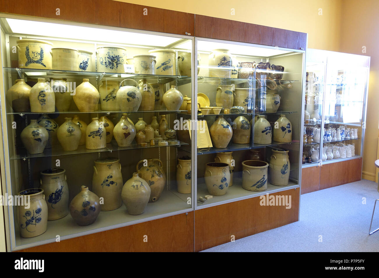 Anglais : Exposition dans le musée de Bennington, Vermont, USA. Ce travail est dans le parce que l'artiste est mort il y a plus de 70 ans. La photographie était permise dans le musée sans restriction. 28 février 2015, 14:10:04 63 cas de la céramique - Musée de Bennington - Bennington, VT - DSC09042 Banque D'Images