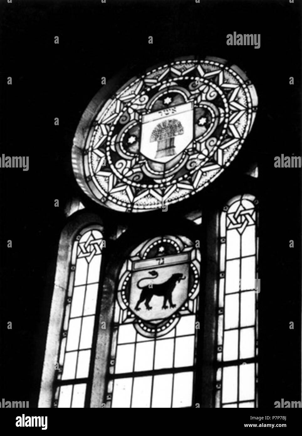 Bad Wildungen, Allemagne, Synagogue windows, vu de l'intérieur. Appartient à la collection : Yad Vashem Archives Photos Lieux : Bad Wildungen, Allemagne : Crédit d'archives de Yad Vashem Signature : 219AO4 Auch im genutzt Reader der Klasse 11d, propriete der Bildquelle : J. Grötecke oben Ascher, darunter Gad  =Beschr. HHStAW. von der Symbolik der Löwe ist aber Juda 360 Synagoge Bad Wildungen- Fenster oben, Söhne Isaaks Banque D'Images