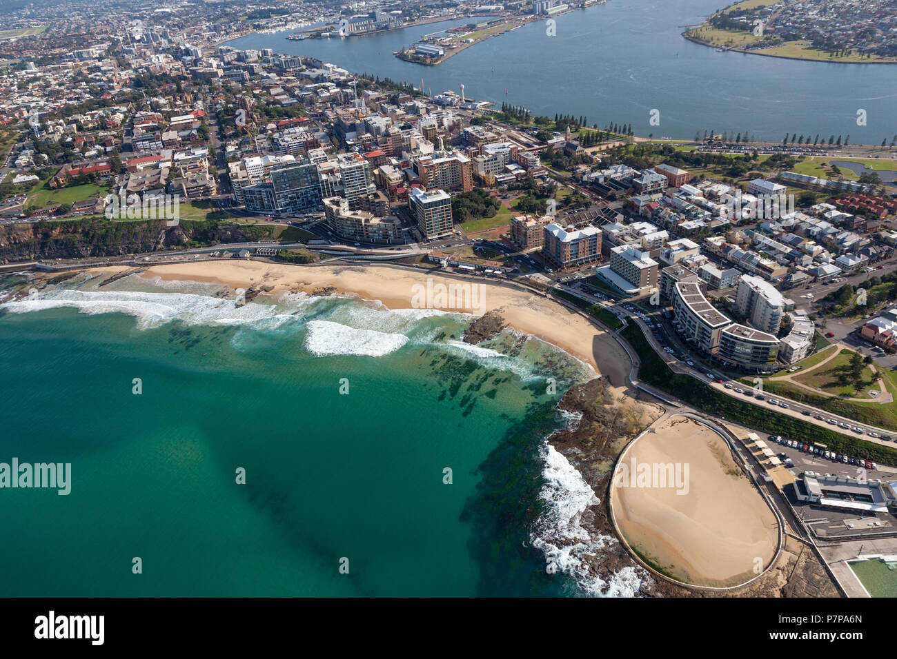 Une vue aérienne de Newcastle Beach et CBD montrant des secteurs résidentiels et commerciaux et de la Hunter River - Port de Newcastle dans l'arrière-plan. Banque D'Images