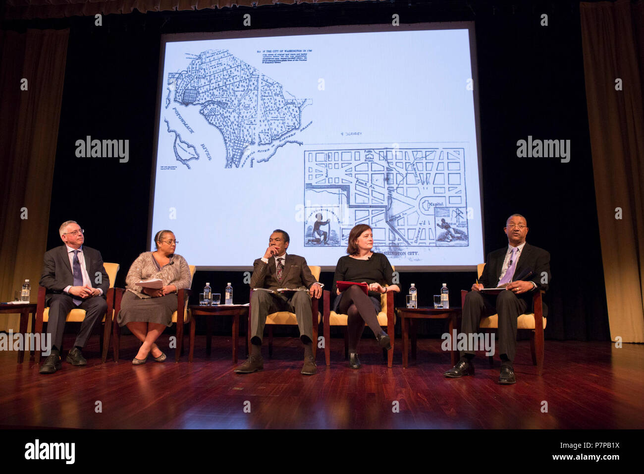 3W1A5555 (27248174915). (De gauche à droite) Mark Auslander, Professeur associé d'anthropologie et directeur, Musée de la Culture et de l'environnement, Central Washington University ; Mary Elliott, spécialiste du Musée au Smithsonian's National Museum of African American History and Culture ; Maurice Jackson, professeur d'histoire, Université de Georgetown ; Nancy Bercaw, conservateur de musée au Smithsonian's National Museum of African American History and Culture ; et John W. Franklin, directeur principal au Bureau des affaires extérieures à l'Smithosnian 19e museum, le National Museum of African American Hist Banque D'Images