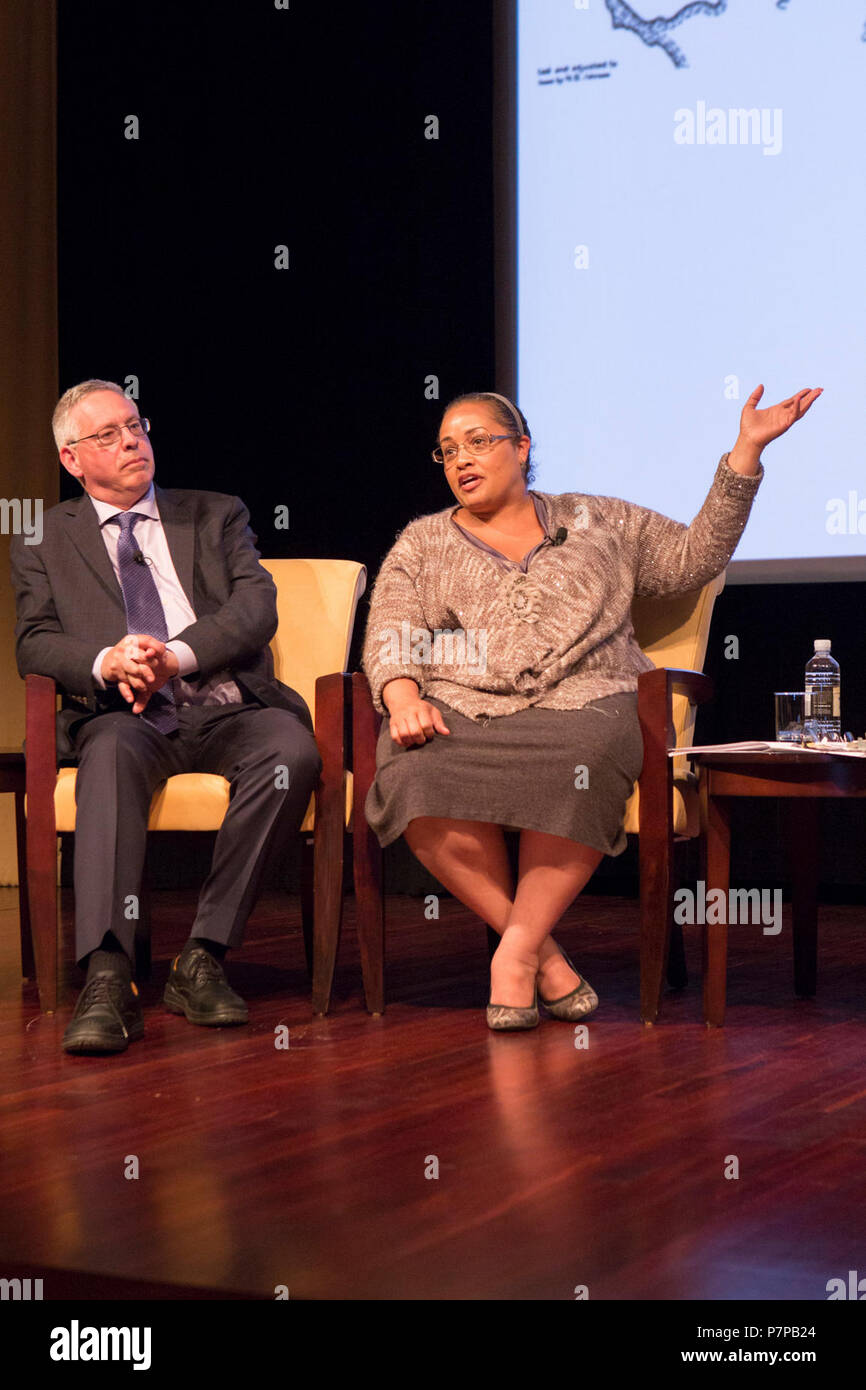 3W1A5582 (27178767571). Mary Elliott, spécialiste du Musée au Smithsonian's National Museum of African American History and Culture ; et Mark Auslander, Professeur associé d'anthropologie et directeur, Musée de la Culture et de l'environnement, Central Washington University ; parler lors d'un panel de discussion intitulé, 'African American Life à Washington, DC, avant l'émancipation, l' aux Archives Nationales à Washington, DC, le 13 avril 2016. Banque D'Images