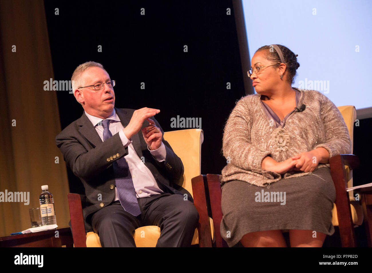 3W1A5601 (27178767211). Mark Auslander, Professeur associé d'anthropologie et directeur, Musée de la Culture et de l'environnement, la Central Washington University, et Mary Elliott, spécialiste du Musée au Smithsonian's National Museum of African American History and Culture, parler lors d'un panel de discussion intitulé, 'African American Life à Washington, DC, avant l'émancipation, l' aux Archives Nationales à Washington, DC, le 13 avril 2016. Banque D'Images