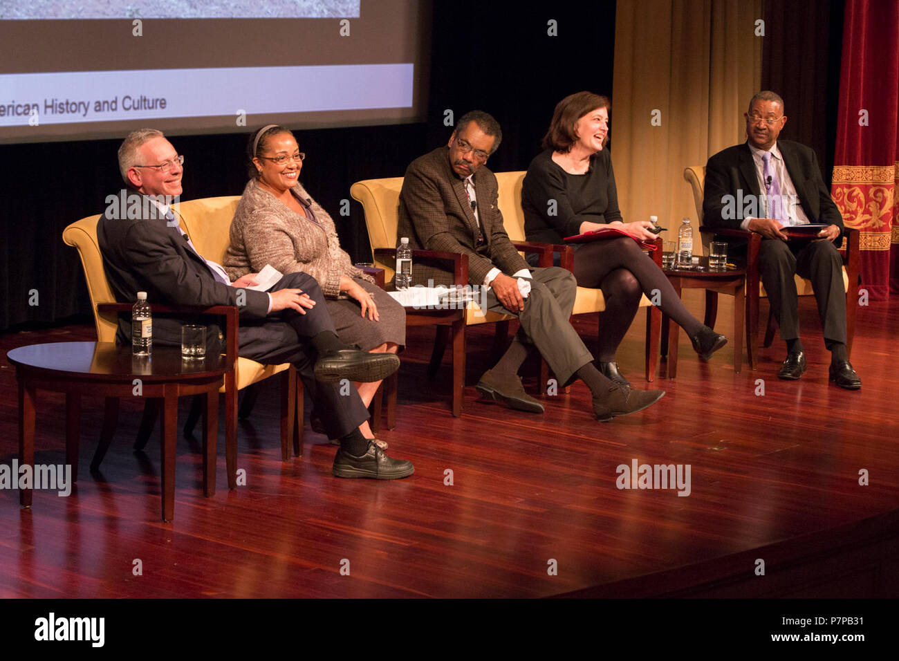 3W1A5743 (27178766561). (De gauche à droite) Mark Auslander, Professeur associé d'anthropologie et directeur, Musée de la Culture et de l'environnement, Central Washington University ; Mary Elliott, spécialiste du Musée au Smithsonian's National Museum of African American History and Culture ; Maurice Jackson, professeur d'histoire, Université de Georgetown ; Nancy Bercaw, conservateur de musée au Smithsonian's National Museum of African American History and Culture ; et John W. Franklin, directeur principal au Bureau des affaires extérieures à l'Smithosnian 19e museum, le National Museum of African American Hist Banque D'Images