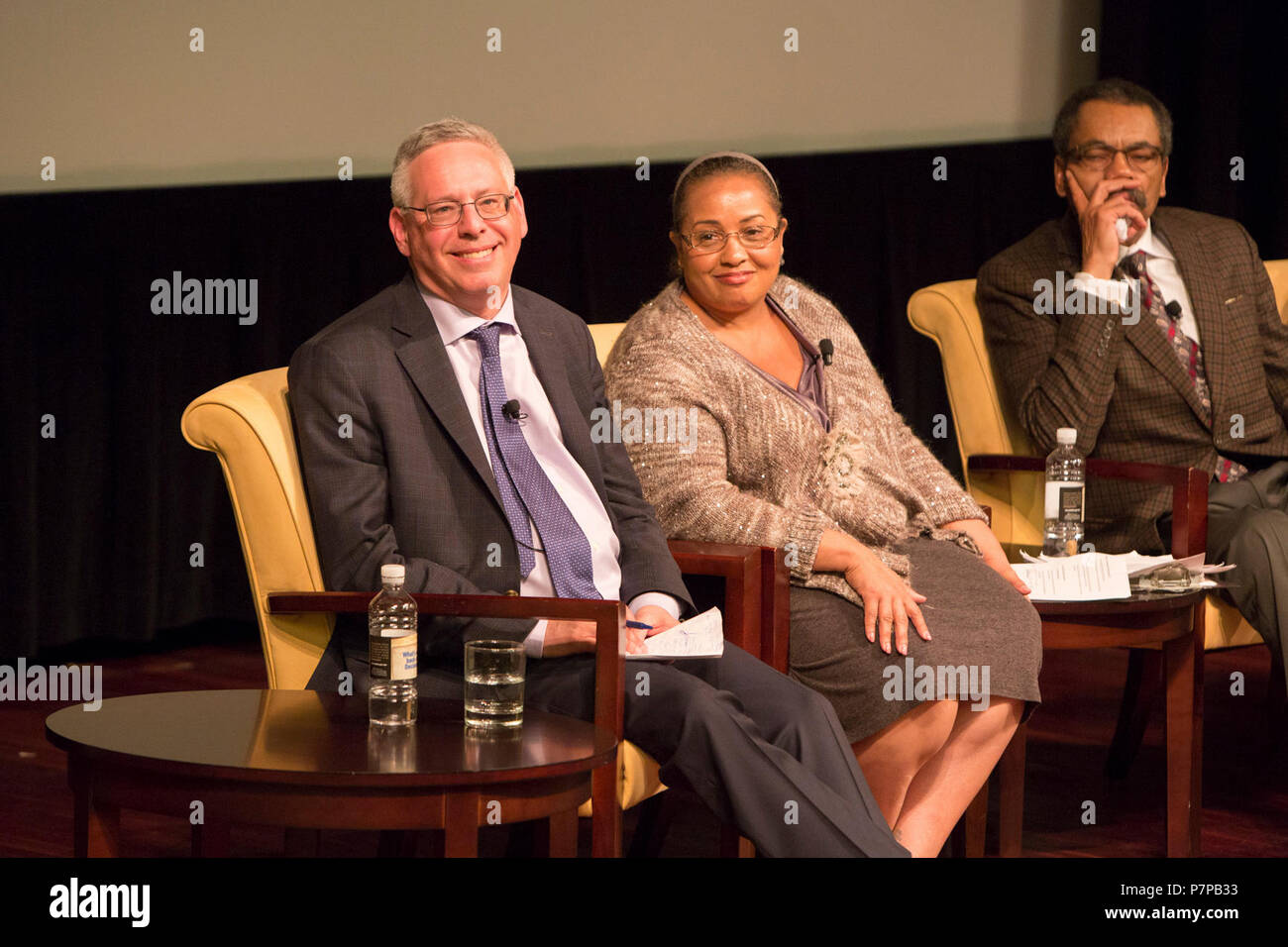 3W1A5774 (27178766141). Mark Auslander, Professeur associé d'anthropologie et directeur, Musée de la Culture et de l'environnement, Central Washington University ; Mary Elliott, spécialiste du Musée au Smithsonian's National Museum of African American History and Culture ; et John W. Franklin, directeur principal au Bureau des affaires extérieures à l'Smithosnian 19e museum, le National Museum of African American History and Culture, parler lors d'un panel de discussion intitulé, 'African American Life à Washington, DC, avant l'émancipation, l' aux Archives Nationales à Washington, DC, le 13 avril 2016. Banque D'Images