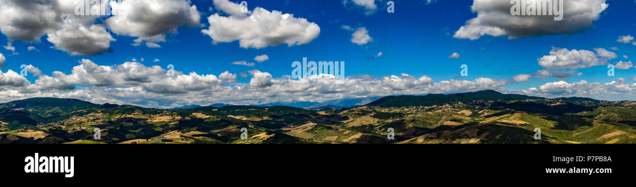 Une vue panoramique sur la campagne de l'ouest, Guilmi Guilmi est une commune italienne de la Province de Chieti dans la région Abruzzes en Italie Banque D'Images