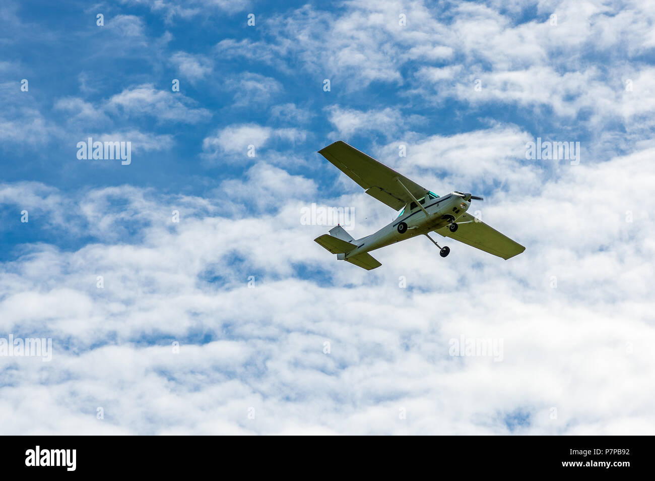 Seul le sport moteur avion dans l'air de nuages Banque D'Images