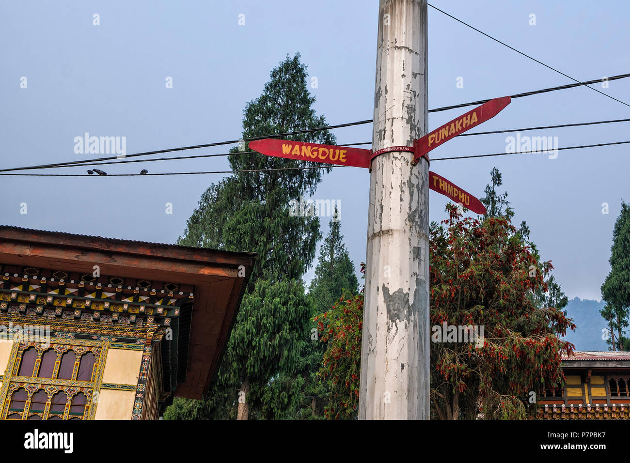 Paro, Bhoutan - 11 Avril 2015 : Une jonction panneau indiquant le chemin de 3 grandes villes célèbres de Wangdue, Punakha et au Bhoutan Thimphu - t junction Banque D'Images