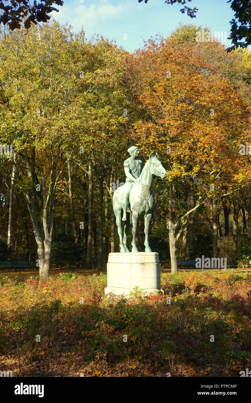 Anglais : Amazone zu Pferde par Louis Tuaillon (1862-1919) - Tiergarten, Berlin, Allemagne. 8 novembre 2014, 05:52:00 19 Amazone zu Pferde - Tiergarten, Berlin, Allemagne - DSC09454 Banque D'Images