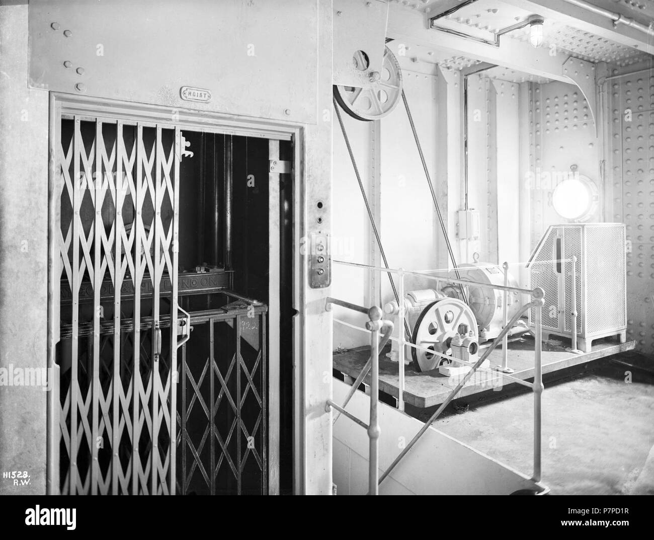H1528 R.W.  : '' . 1911 ou 1912 9 2e classe ascenseur (RMS Olympic) Banque D'Images