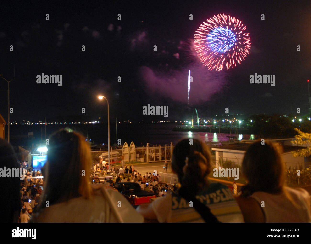 34e Journée de l'amitié fête. Visiteurs à regarder le parc automobile de Yokosuka finale fireworks lors de la 34ème Journée de l'amitié fête. Banque D'Images