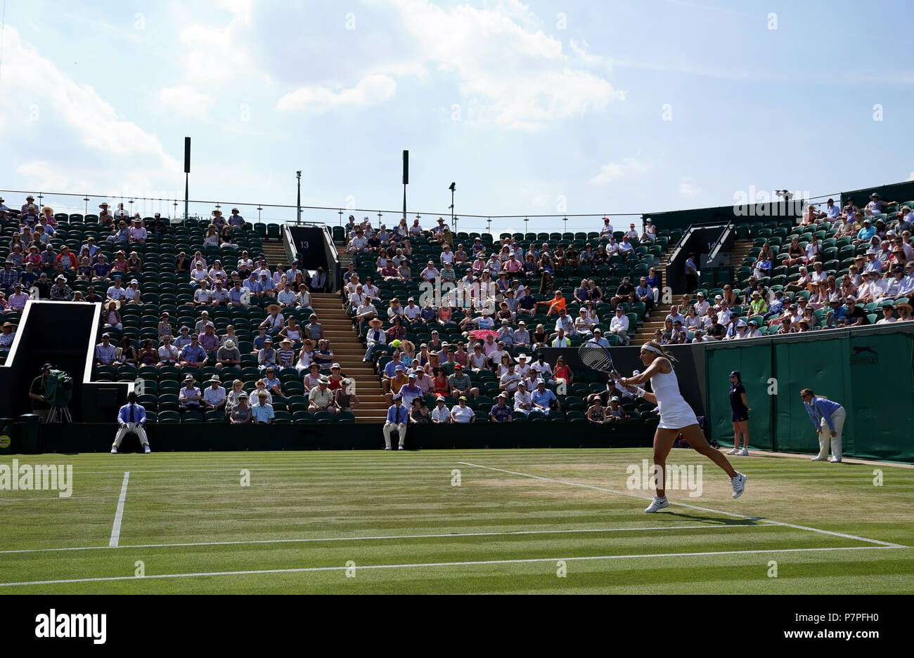 Sièges vides apparaissent sur cour deux après trois heures comme Dudi Sela joue sur la sixième journée des championnats de Wimbledon à l'All England Lawn Tennis et croquet Club, Wimbledon. ASSOCIATION DE PRESSE Photo. Photo date : Samedi 7 juillet 2018. Voir l'histoire de Wimbledon TENNIS PA. Crédit photo doit se lire : John Walton/PA Wire. RESTRICTIONS : un usage éditorial uniquement. Pas d'utilisation commerciale sans l'accord préalable écrit de l'. PROFILS TÊTES L'utilisation de l'image fixe seulement - pas d'images en mouvement pour émuler la diffusion. Pas de superposition ou l'enlèvement de parrain/ad logos. Appelez le  +44 (0)1158 447447 pour de plus amples informations. Banque D'Images