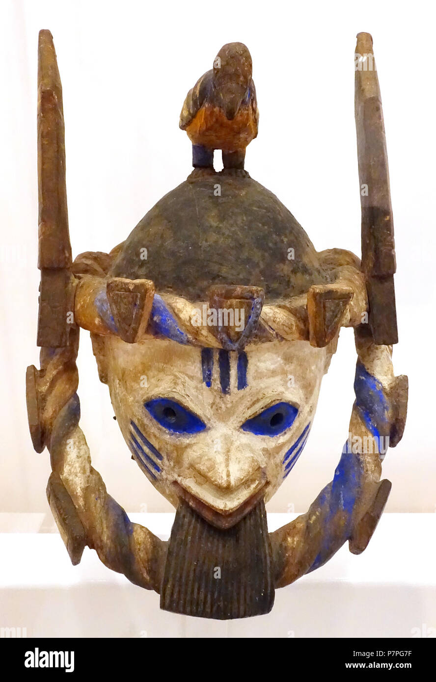 Anglais : Exposition dans le Krannert Art Museum, University of Illinois at Urbana-Champaign - Urbana-Champaign, Illinois, USA. Ce travail est assez vieux pour qu'il soit dans le . 15 juin 2015, 12:01:26 142 Efe-gelede masque (PAC) Ketu-Ohori apasa, Yorubas, République du Bénin, au début du xxe siècle, Bois, pigments blancs - indigo, Krannert Art Museum, UIUC - DSC06189 Banque D'Images
