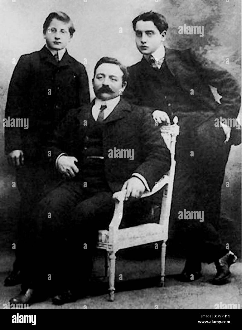 Alfred Agostini, debout à droite, avec son père et son frère Émile. Photographie vers 1905 par Paul Nadar ( le fond utilisé est typique du studio de Paul Nadar).). vers 1905 17 Alfred Agostinelli et sa famille vers 1905 Banque D'Images