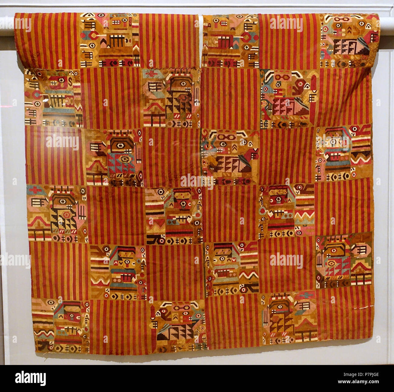 Anglais : Exposition dans le Textile Museum, George Washington University, Washington, DC, USA. La photographie était permise dans le musée sans restriction. Ce travail est assez vieux pour qu'il soit dans le . 26 mars 2015, 15:19:41 258 la tunique de l'homme avec trois musiciens, Pérou, style Wari, 8ème et 9ème ANNONCE de siècle, le coton et les cheveux des camélidés, vue 1 - Textile Museum, Université George Washington - DSC09556 Banque D'Images Anglais : Exposition dans le Textile Museum, George Washington University, Washington, DC, USA. La photographie était permise dans le musée sans restriction. Ce travail est assez vieux pour qu'il soit dans le . 26 mars 2015, 15:19:41 258 la tunique de l'homme avec trois musiciens, Pérou, style Wari, 8ème et 9ème ANNONCE de siècle, le coton et les cheveux des camélidés, vue 1 - Textile Museum, Université George Washington - DSC09556 Banque D'Images