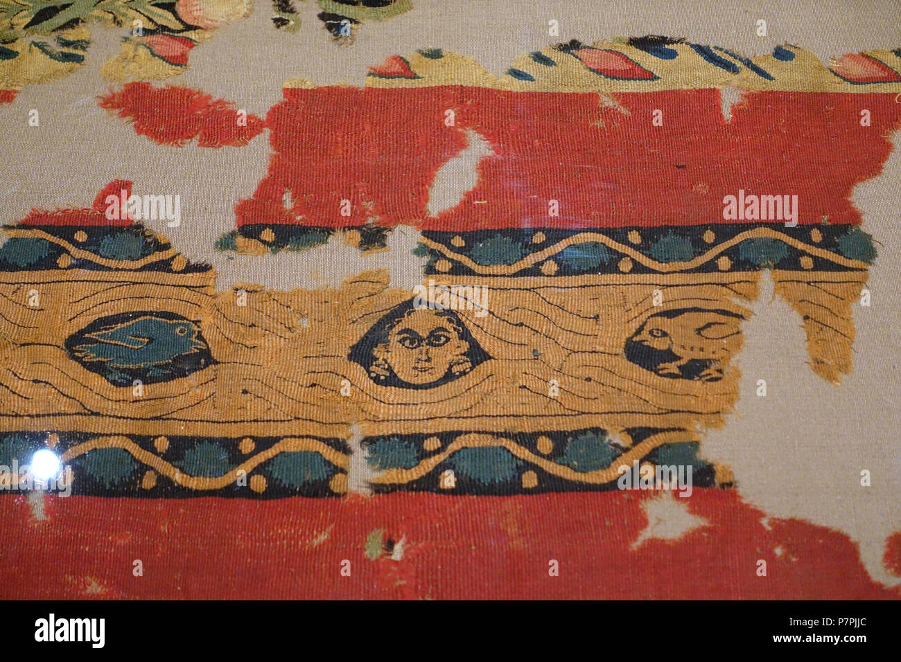 Anglais : Exposition dans le Textile Museum, George Washington University, Washington, DC, USA. La photographie était permise dans le musée sans restriction. Ce travail est assez vieux pour qu'il soit dans le . 26 mars 2015, 16:00:28 pendaison ou 185 rideau, Empire romain, l'Égypte, ou la Turquie, 4e à 5e siècle AD, laine, lin, vue 2 - Textile Museum, Université George Washington - DSC09831 Banque D'Images