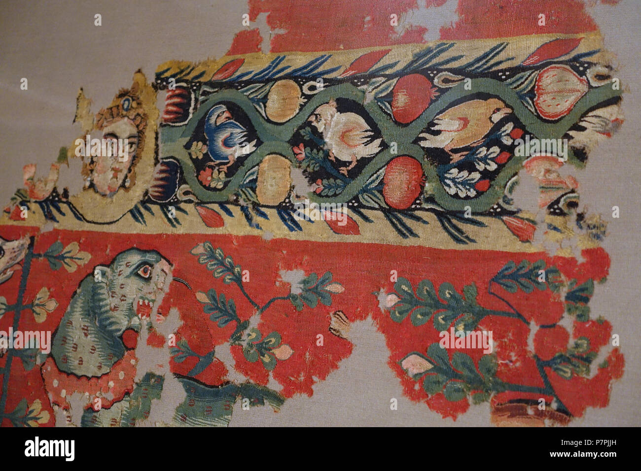 Anglais : Exposition dans le Textile Museum, George Washington University, Washington, DC, USA. La photographie était permise dans le musée sans restriction. Ce travail est assez vieux pour qu'il soit dans le . 26 mars 2015, 16:02:07 pendaison ou 185 rideau, Empire romain, l'Égypte, ou la Turquie, 4e à 5e siècle AD, laine, lin, vue 7 - Textile Museum, Université George Washington - DSC09850 Banque D'Images