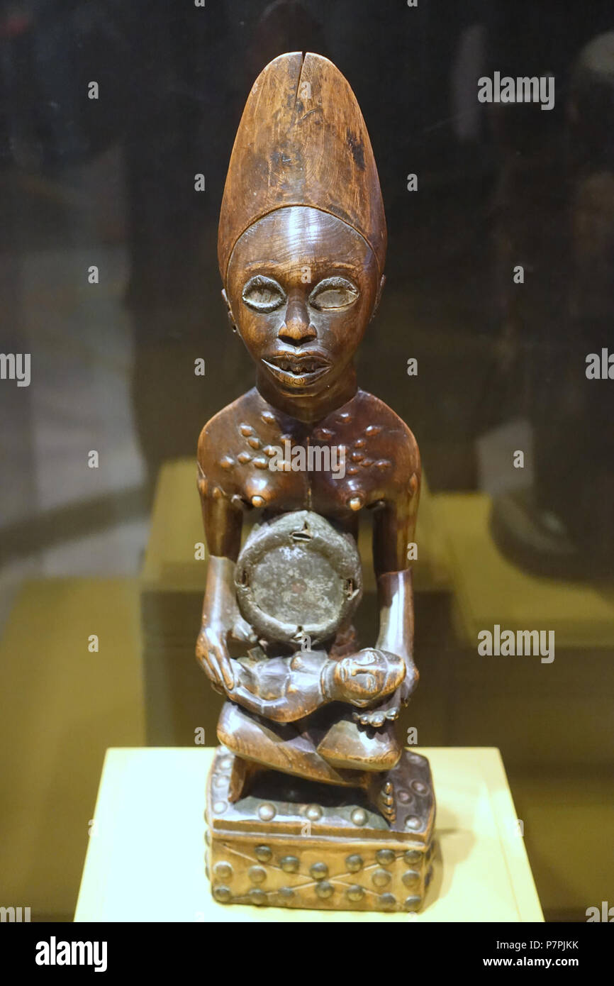 Anglais : Exposition dans le National Museum of Natural History, Washington, DC, USA. Cette oeuvre est dans le car l'artiste est mort il y a plus de 70 ans. La photographie était permise dans le musée sans restriction. 27 mars 2015, 12:30:28 278 La mère et l'enfant, Kong, de la République du Congo et le Congo, fin des années 1800, bois, moitié - Musée National d'Histoire Naturelle, United States - DSC00446 Banque D'Images