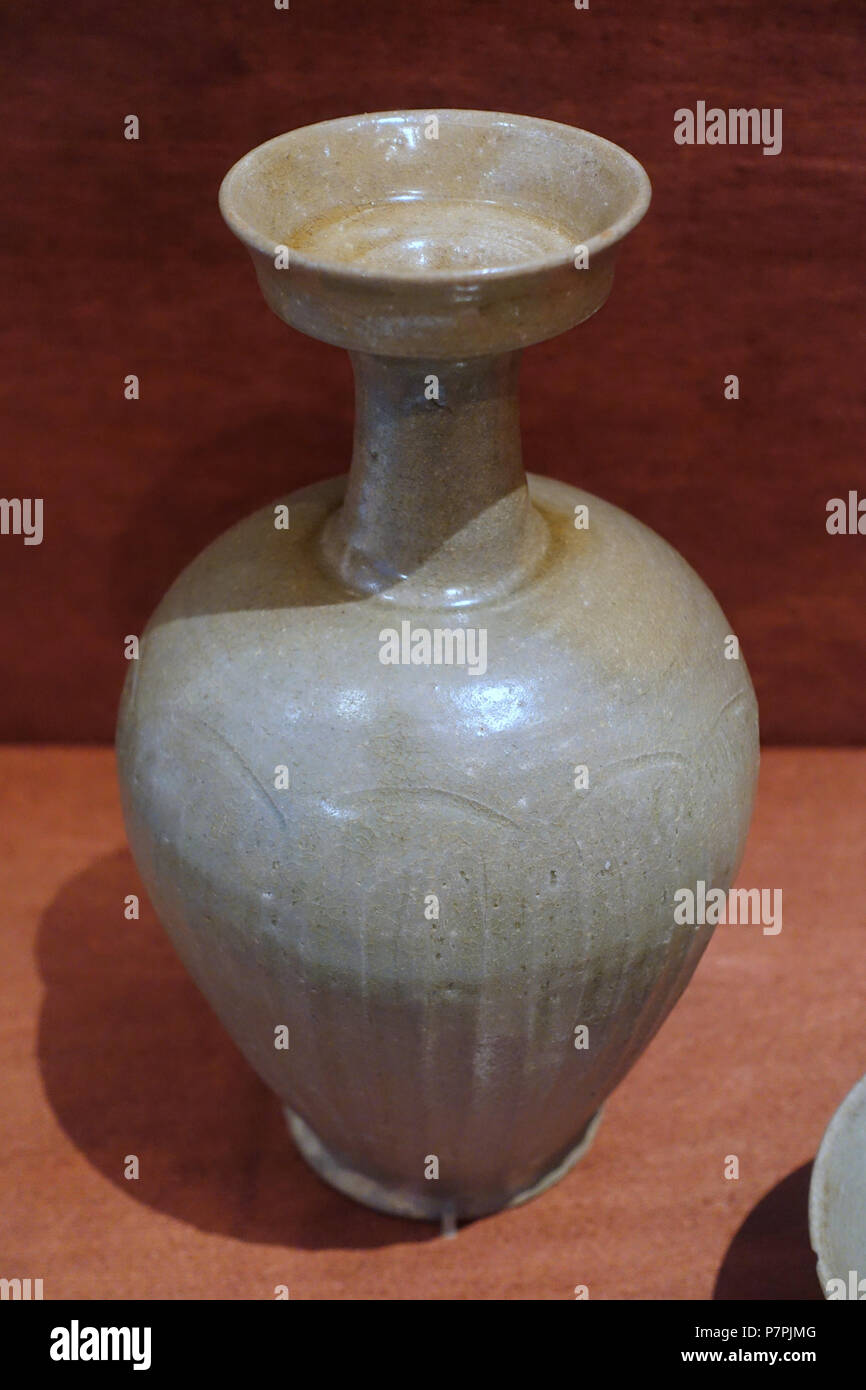 Anglais : Exposition dans le National Museum of Natural History, Washington, DC, USA. Cette oeuvre est dans le car l'artiste est mort il y a plus de 70 ans. La photographie était permise dans le musée sans restriction. 27 mars 2015, 12:52:40 160 bouteille cannelée, Corée, 10ème Goryeo, du 11ème siècle, grès, céladon - Musée National d'Histoire Naturelle, United States - DSC00524 Banque D'Images