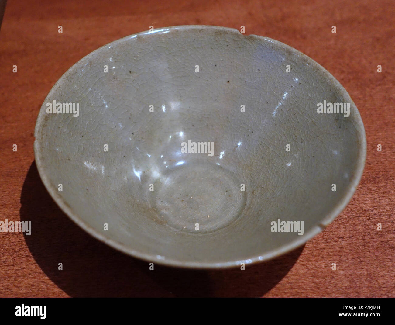 Anglais : Exposition dans le National Museum of Natural History, Washington, DC, USA. Cette oeuvre est dans le car l'artiste est mort il y a plus de 70 ans. La photographie était permise dans le musée sans restriction. 27 mars 2015, 12:52:46 54 Bol, Corée, 10ème Goryeo, du 11ème siècle, grès, céladon - Musée National d'Histoire Naturelle, United States - DSC00525 Banque D'Images