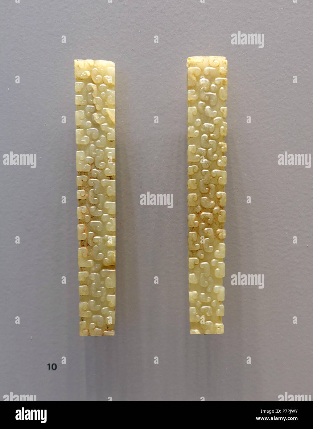 Français : pièce à l'Arthur M. Sackler Museum, Harvard University, Cambridge, Massachusetts, USA. Cette oeuvre est dans le car l'artiste est mort il y a plus de 70 ans. 11 avril 2015, 10:43:53 299 paire de pendentifs oblongue, de la Chine, de l'Est période Zhou, 5e siècle avant J.-C., la néphrite - Arthur M. Sackler Museum, Harvard University - DSC00759 Banque D'Images