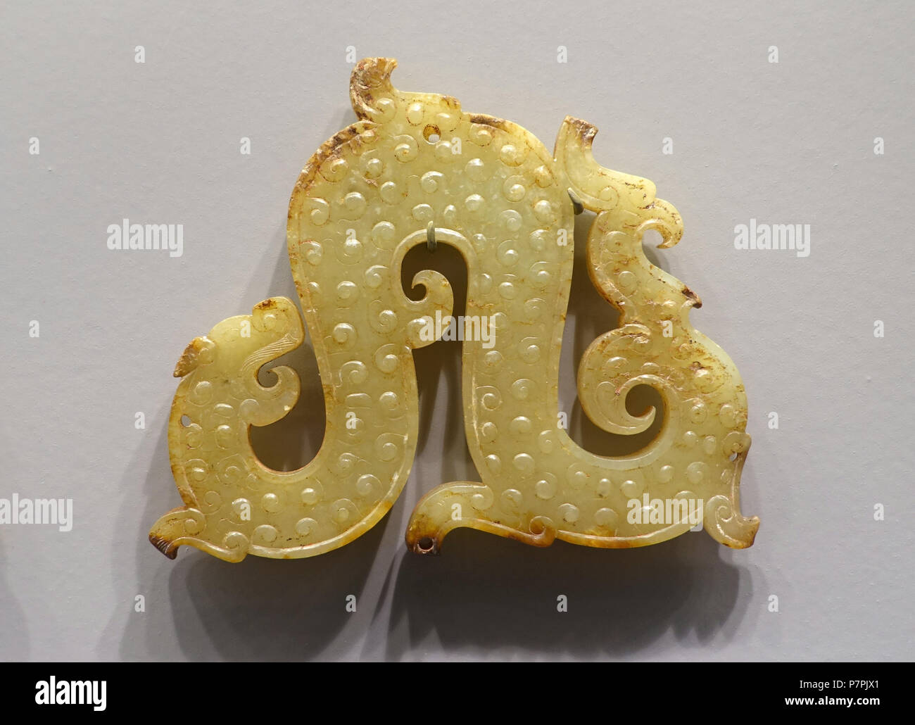 Français : pièce à l'Arthur M. Sackler Museum, Harvard University, Cambridge, Massachusetts, USA. Cette oeuvre est dans le car l'artiste est mort il y a plus de 70 ans. 11 avril 2015, 10:44:14 299 paire de Dragons, 2 de 2, la Chine, l'époque, 5ème-4ème siècle avant J.-C., la néphrite - Arthur M. Sackler Museum, Harvard University - DSC00762 Banque D'Images