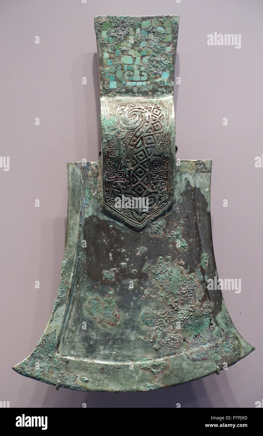 Français : pièce à l'Arthur M. Sackler Museum, Harvard University, Cambridge, Massachusetts, USA. Cette oeuvre est dans le car l'artiste est mort il y a plus de 70 ans. 11 avril 2015, 10:46:18 Manche 349 Ax incrustés Haft, Chine, Dynastie Shang, 14ème-11ème siècle avant J.-C., bronze coulé, incrustation turquoise - Arthur M. Sackler Museum, Harvard University - DSC00773 Banque D'Images