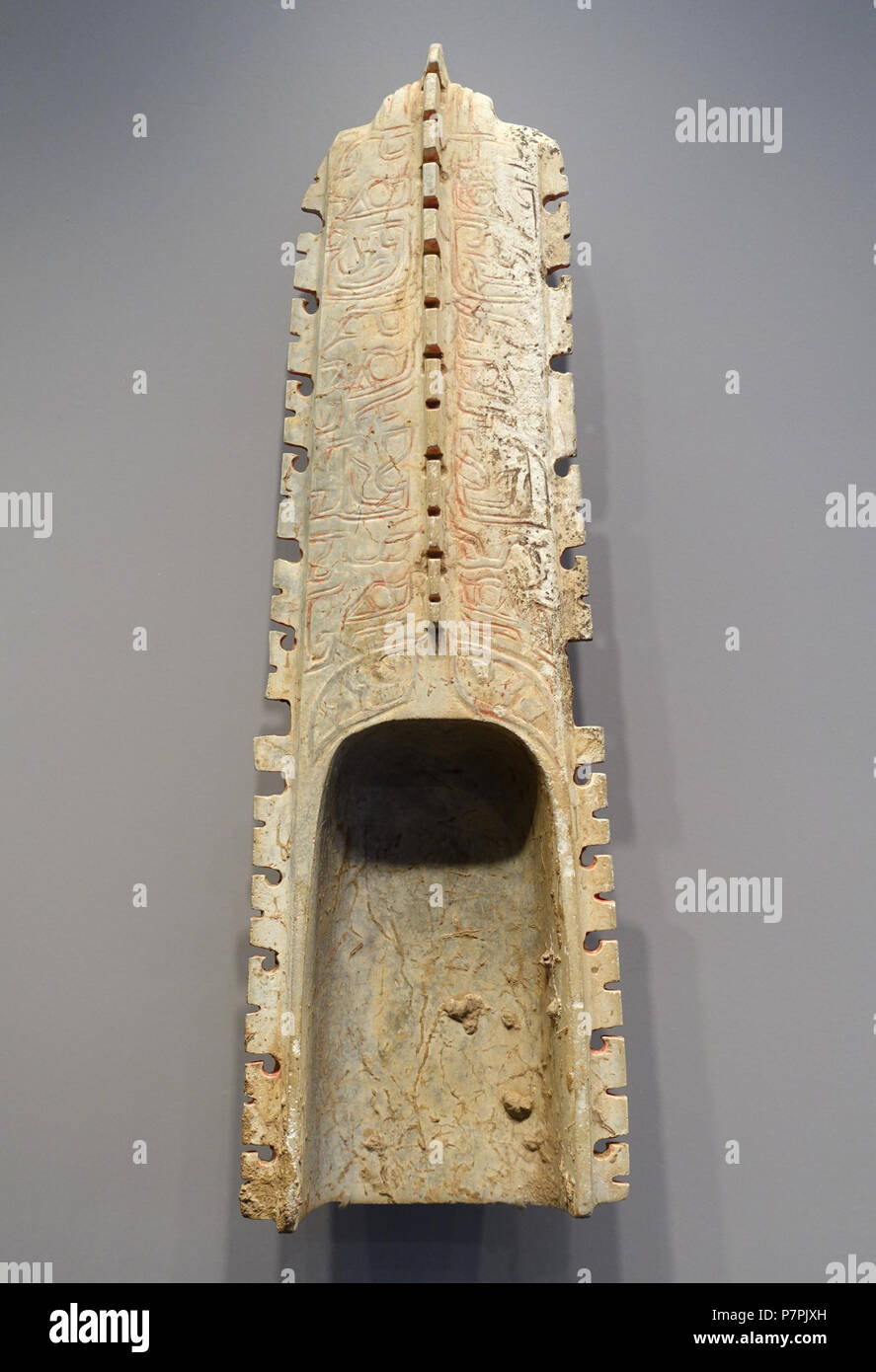 Français : pièce à l'Arthur M. Sackler Museum, Harvard University, Cambridge, Massachusetts, USA. Cette oeuvre est dans le car l'artiste est mort il y a plus de 70 ans. 11 avril 2015, 10:47:28 Jade 218 écope, Dynastie Shang, 12ème-11ème siècle avant J.-C., marbre gris-bleu avec des taches de cinabre - Arthur M. Sackler Museum, Harvard University - DSC00779 Banque D'Images