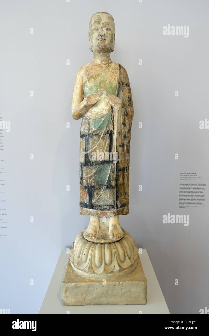 Français : pièce à l'Arthur M. Sackler Museum, Harvard University, Cambridge, Massachusetts, USA. Cette oeuvre est dans le car l'artiste est mort il y a plus de 70 ans. 11 avril 2015, 10:55:07 Permanent 354 Monk (bhiksu), 1 de 2, la Chine du Nord, dynastie Qi, 550-577 après J.-C., marbre blanc avec polychromie - Arthur M. Sackler Museum, Harvard University - DSC00831 Banque D'Images