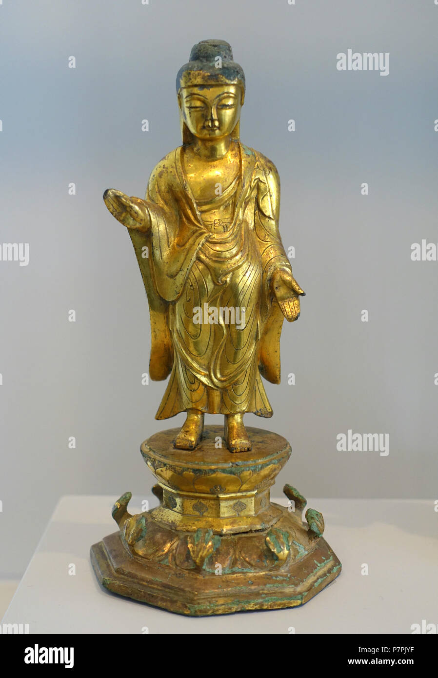 Français : pièce à l'Arthur M. Sackler Museum, Harvard University, Cambridge, Massachusetts, USA. Cette oeuvre est dans le car l'artiste est mort il y a plus de 70 ans. 11 avril 2015, 11:00:59 Bouddha Debout 354 Shakyanumi, probablement, de la Corée, de la dynastie Silla unifié, 8ème-9ème siècle, bronze doré - Arthur M. Sackler Museum, Harvard University - DSC00873 Banque D'Images