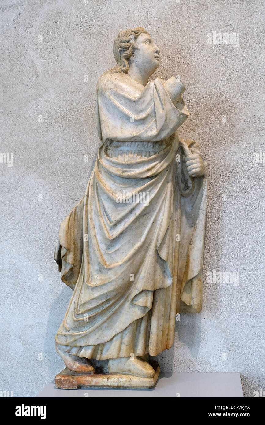 Anglais : Exposition dans le Fogg Art Museum, Harvard University, Cambridge, Massachusetts, USA. Cette oeuvre est dans le car l'artiste est mort il y a plus de 70 ans. 11 avril 2015, 11:15:06 Angel 22 par Arnolfo di Cambio, l'Italie, à partir de la façade de la cathédrale de Florence), ch. 1294-1302, le marbre - Fogg Art Museum, Harvard University - DSC00957 Banque D'Images