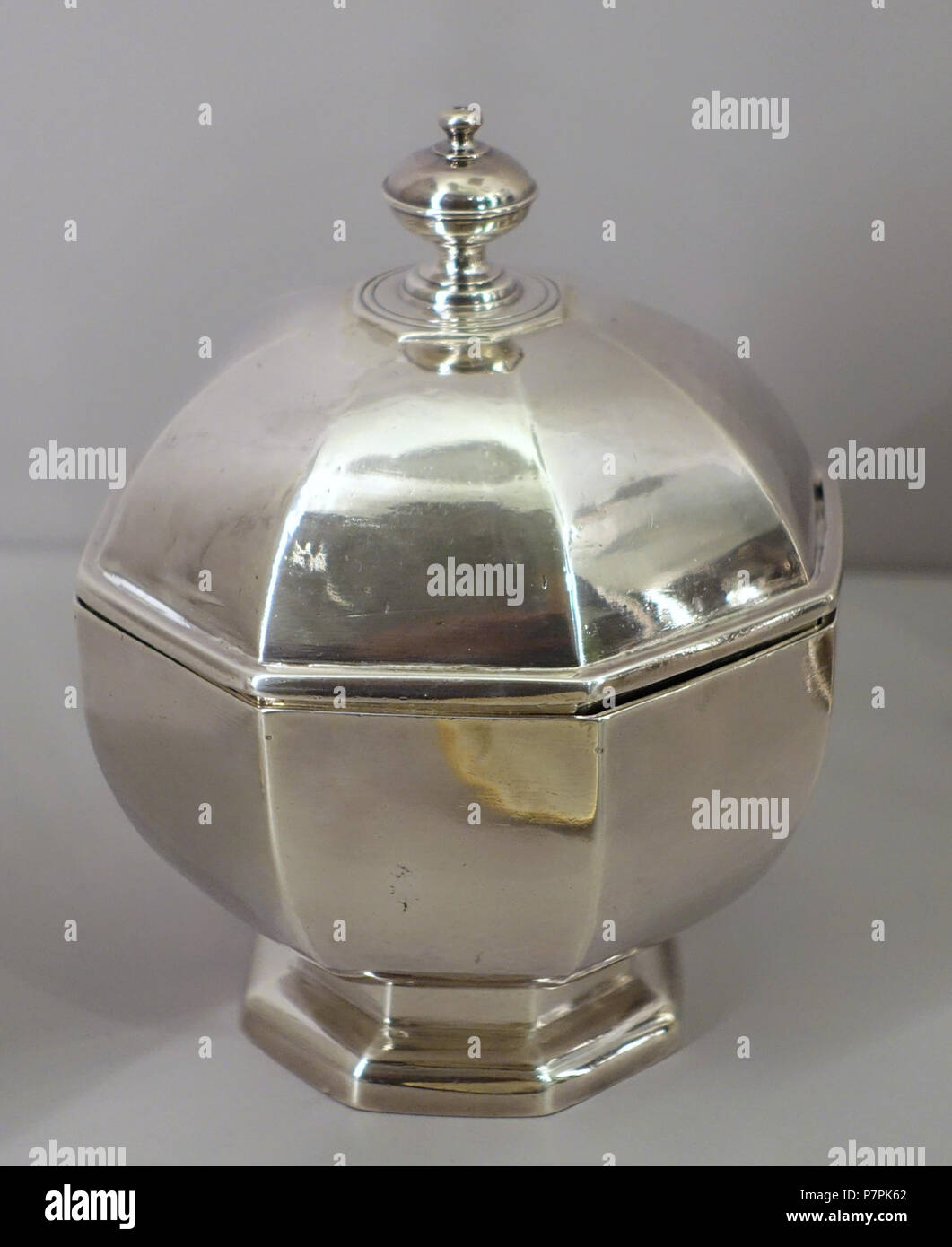 Anglais : Exposition dans le Fogg Art Museum, Harvard University, Cambridge, Massachusetts, USA. Cette oeuvre est dans le car l'artiste est mort il y a plus de 70 ans. 11 avril 2015, 12:14:50 358 Sugar Bowl, John Wisdome, britannique, 1716-1717, argent - Fogg Art Museum, Harvard University - DSC01330 Banque D'Images