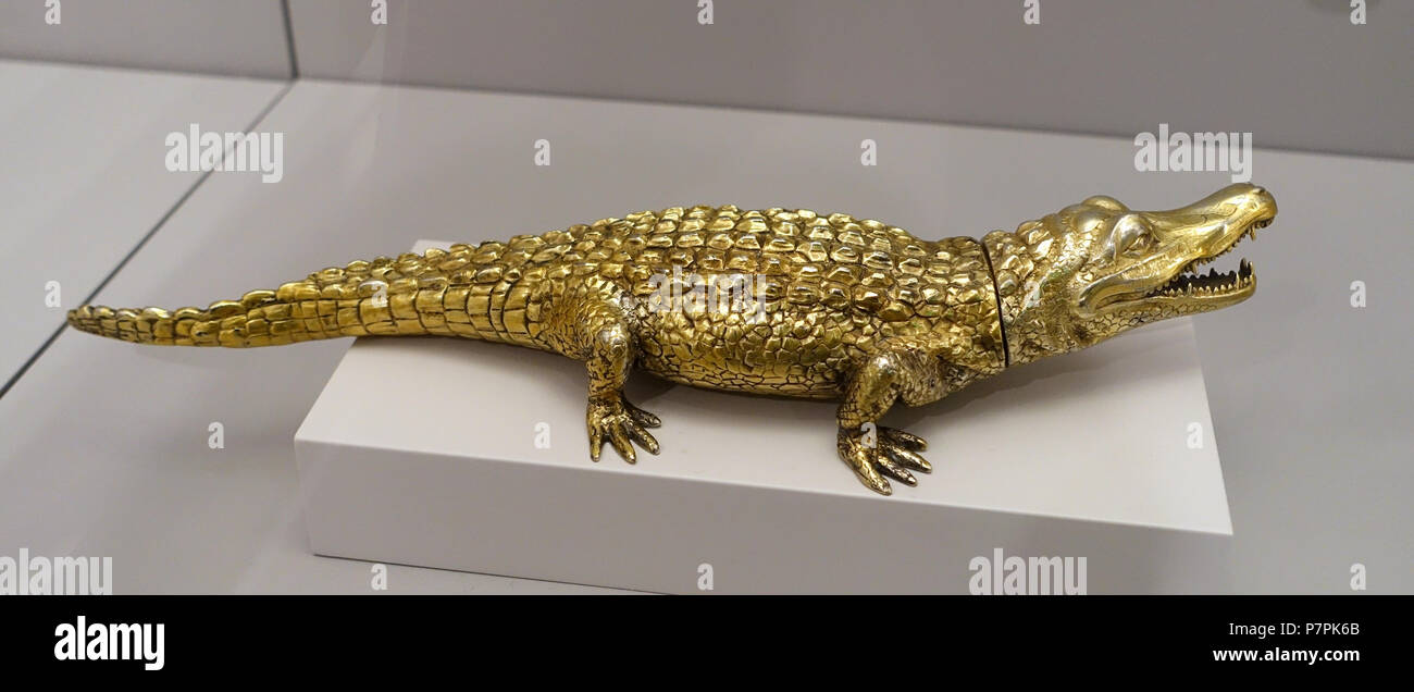 Anglais : Exposition dans le Busch-Reisinger Museum, Harvard University, Cambridge, Massachusetts, USA. Cette oeuvre est dans le car l'artiste est mort il y a plus de 70 ans. 11 avril 2015, 12:18:59 Sable 340 contenant dans la forme d'un Crocodile, l'allemand, l'c. 1575-1600, argent doré - Busch-Reisinger Museum, Harvard University - DSC01359 Banque D'Images