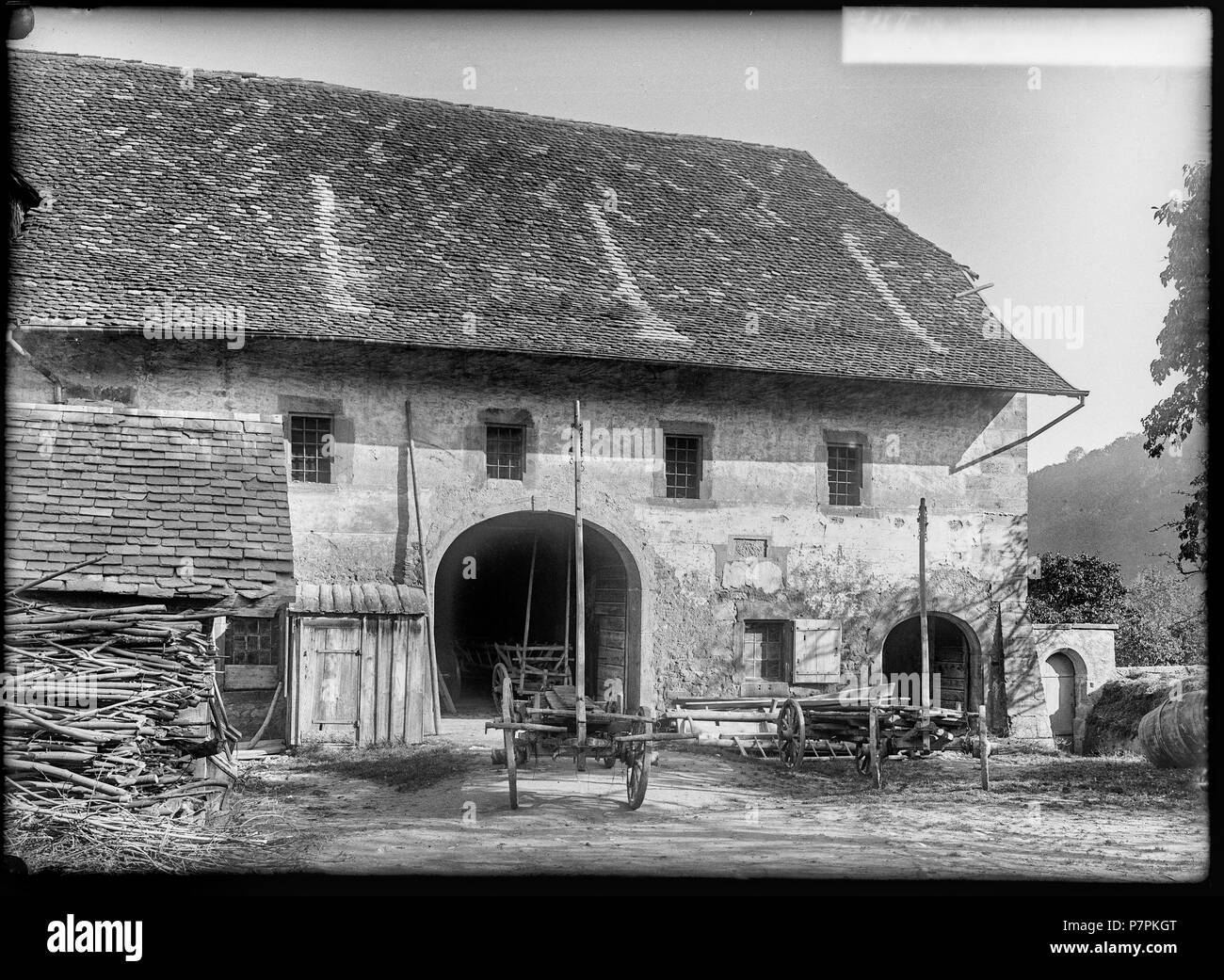 79 CH-NB - Romainmôtier, ancienne grange, vue d'ensemble - Collection Max van Berchem - EAD-7452 Banque D'Images